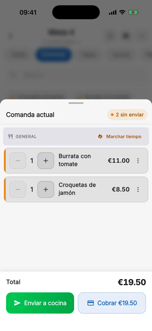 La app Mesero Comandas en un iPhone: la comanda de la Mesa 4, con los botones Enviar a cocina y Cobrar.
