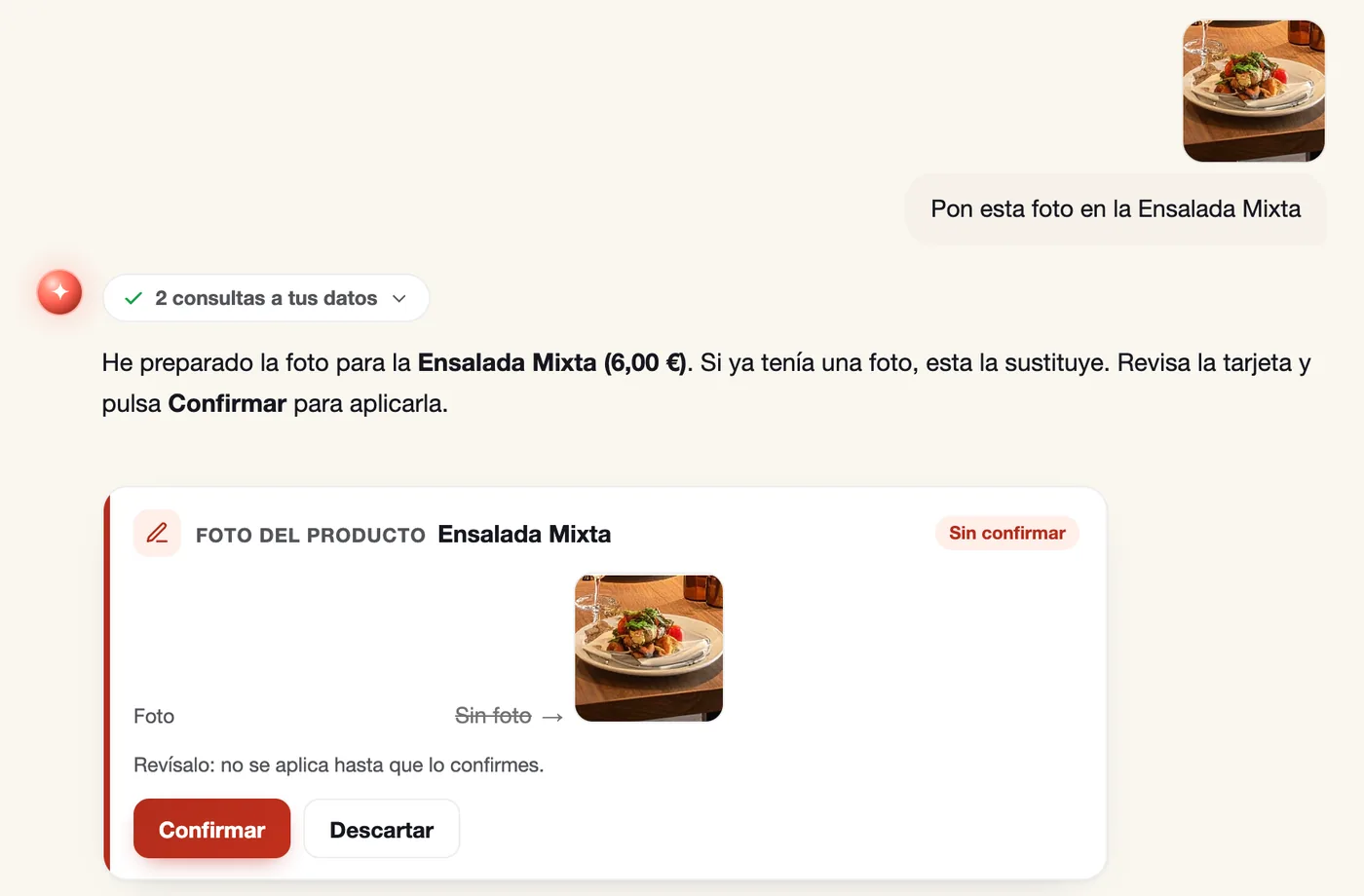 Con la foto adjunta y «Pon esta foto en la Ensalada Mixta», Pregúntale prepara la foto del producto en una tarjeta «Sin confirmar», con Confirmar y Descartar.