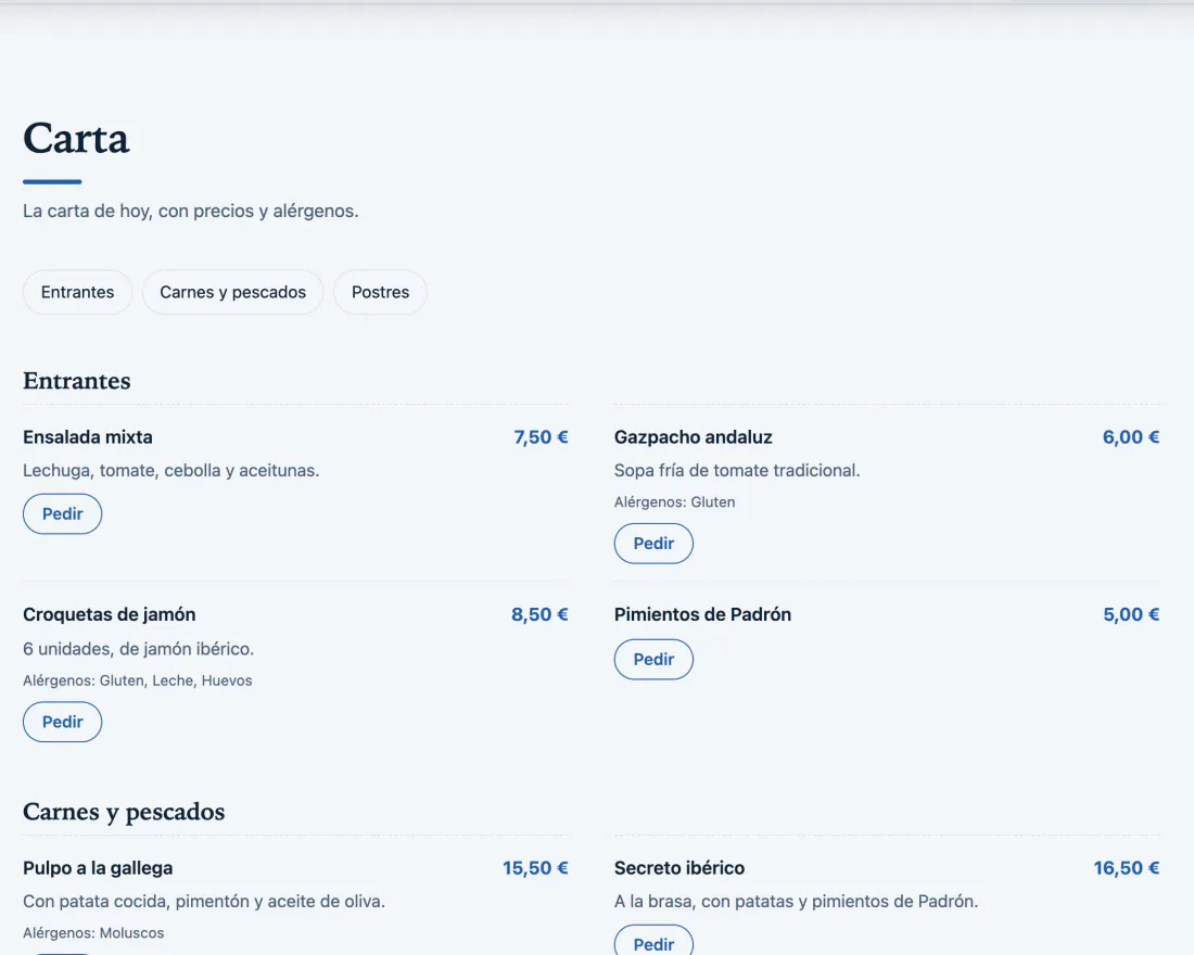 La carta en la web, con el diseño Mediterráneo: las categorías Entrantes, Carnes y pescados y Postres, y cada plato con su precio, su descripción, sus alérgenos y su botón Pedir.
