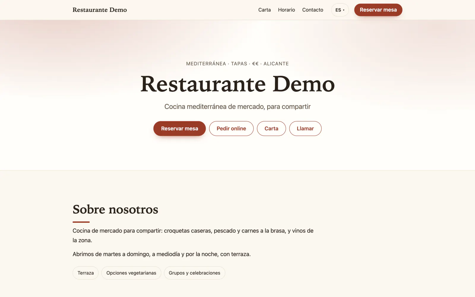 La portada de una web generada por Mesero, con el diseño Clásico: el nombre del restaurante, «Mediterránea · Tapas · €€ · Alicante», su lema, los botones Reservar mesa, Pedir online, Carta y Llamar, el selector de idioma y el «Sobre nosotros» con terraza, opciones vegetarianas y grupos.